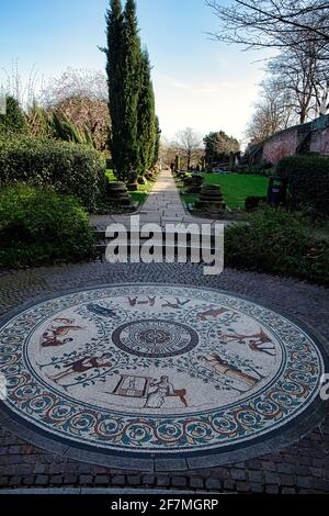 Mosaico in stile romano nei giardini romani a Chester, Inghilterra. Foto Stock