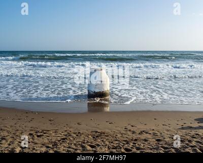 Una fossa di liquame in mezzo al mare dovuto a livelli di acqua crescenti Foto Stock