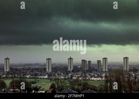 Glasgow, Scozia, Regno Unito. 8 Apr 2021. Regno Unito tempo: Wet miserable giorno ha visto pioggia e nuvola sulla città con le torri di Scotstoun che regge su un cielo scuro. Credit: gerard Ferry/Alamy Live News Foto Stock
