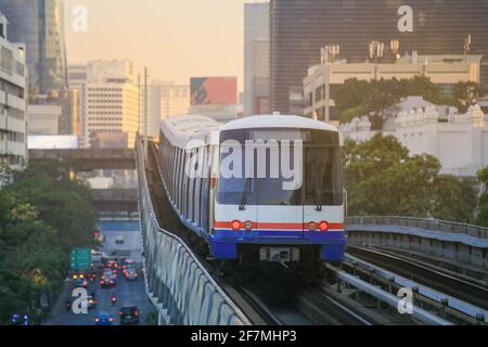 Lo Sky Train BTS è in funzione nel centro di Bangkok. Lo Sky train è la modalità di trasporto più veloce di Bangkok Foto Stock