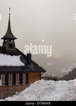 Inquinamento atmosferico della sabbia del Sahara nella montagna svizzera in inverno. oberland Bernese, Hohfluh Svizzera - 06 febbraio 2021. Foto Stock