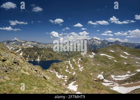 Circo Certascan visto da vicino al passo Certascan in estate (Alt Pirineu Parco Naturale, Catalogna, Spagna, Pirenei) ESP: Circo de Certascan en verano Foto Stock