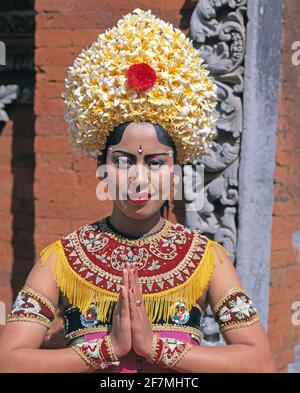 Indonesia. Bali. Ritratto di ballerina tradizionale balinese. Foto Stock