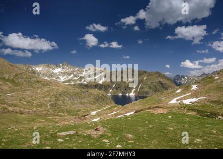 Circo Certascan visto da vicino al passo Certascan in estate (Alt Pirineu Parco Naturale, Catalogna, Spagna, Pirenei) ESP: Circo de Certascan en verano Foto Stock