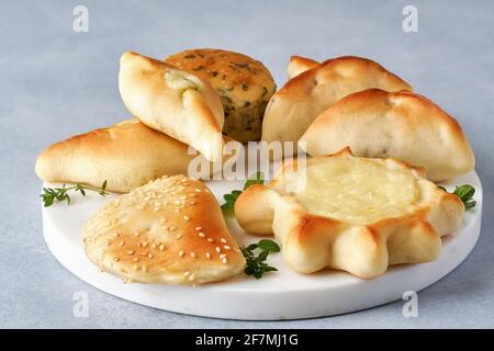 Pasticceria, fatayer o samosa, manaqeesh con zaatar e formaggio. Dolci assortiti con spinaci e patate . Primo piano Foto Stock