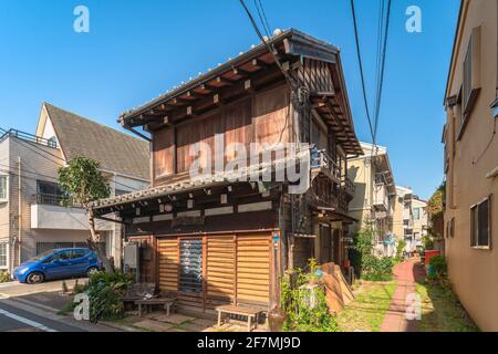 tokyo, giappone - marzo 31 2021: Casa di legno di una vecchia fabbrica giapponese di sake riabilitato nello spazio espositivo retrò Kourinsha nell'antica Hatsunec Foto Stock