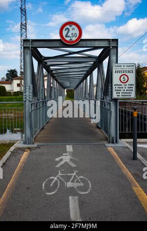 Ponte in acciaio per biciclette e pedoni nel canale, italia Foto Stock