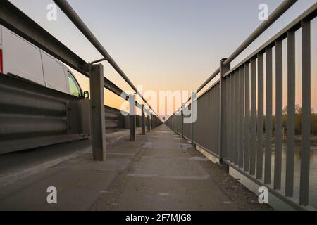 Prospettiva del sentiero pedonale del ponte di Vianada Foto Stock