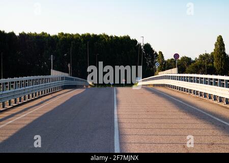 Vuota autostrada italiana con alberi nel campo Foto Stock