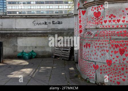 Londra (UK): Il muro commemorativo del Covid nazionale "completato" sulla South Bank di Londra - (sulla riva opposta del fiume si trovano le case del parlamento). Foto Stock