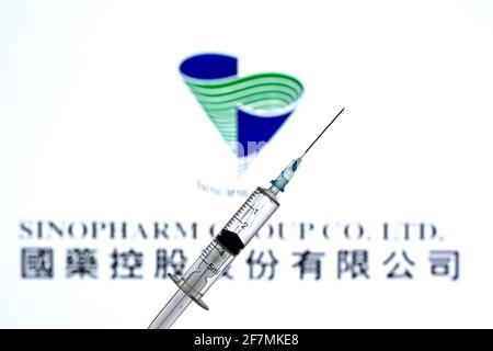 Barcellona, Catalogna, Spagna. 8 Apr 2021. In questa illustrazione fotografica, un primo piano di una siringa medica di fronte al Sinopharm Group logo Credit: Thiago Prudencio/DAX/ZUMA Wire/Alamy Live News Foto Stock