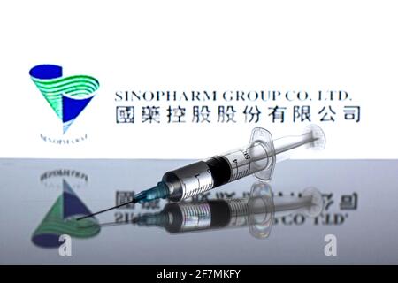 Barcellona, Catalogna, Spagna. 8 Apr 2021. In questa illustrazione fotografica, un primo piano di una siringa medica di fronte al Sinopharm Group logo Credit: Thiago Prudencio/DAX/ZUMA Wire/Alamy Live News Foto Stock