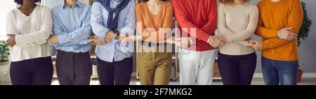 Banner con persone e colleghi diversi in piedi insieme e. tenere le mani Foto Stock