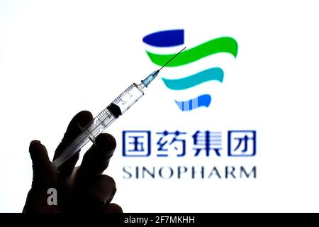 Barcellona, Catalogna, Spagna. 8 Apr 2021. In questa illustrazione fotografica, un primo piano di una mano che tiene una siringa medica davanti al logo Sinopharm Credit: Thiago Prudencio/DAX/ZUMA Wire/Alamy Live News Foto Stock