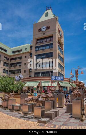 WINDHOEK, NAMIBIA - JAN 18, 2021: Gibeon meteoriti al centro di Windhoek, edifici di sfondo Foto Stock