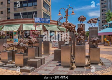 WINDHOEK, NAMIBIA - JAN 18, 2021: Gibeon meteoriti al centro di Windhoek, edifici di sfondo Foto Stock