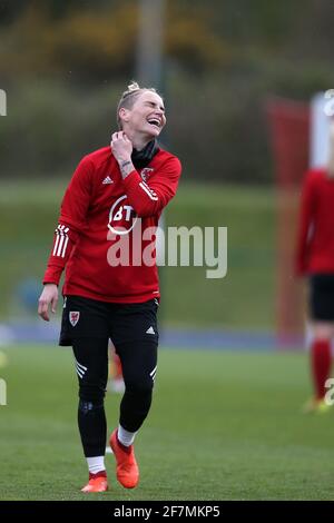 Cardiff, Regno Unito. 8 aprile 2021. Jess Fishlock of Wales ride durante la sessione di allenamento della nazionale calcistica femminile al Leckwith Stadium di Cardiff giovedì 8 aprile 2021. Il team si sta allenando prima della partita di domani contro il Canada. Solo per uso editoriale, foto di Andrew Orchardl/Andrew Orchard sports photography/Alamy Live news Credit: Andrew Orchard sports photography/Alamy Live News Foto Stock