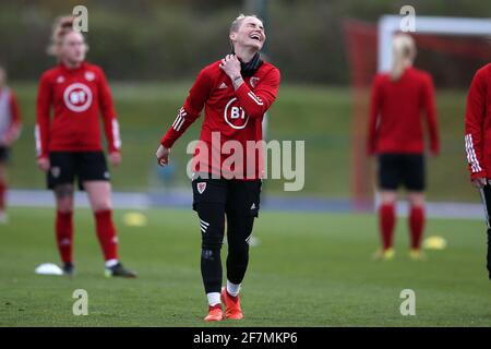 Cardiff, Regno Unito. 8 aprile 2021. Jess Fishlock of Wales ride durante la sessione di allenamento della nazionale calcistica femminile al Leckwith Stadium di Cardiff giovedì 8 aprile 2021. Il team si sta allenando prima della partita di domani contro il Canada. Solo per uso editoriale, foto di Andrew Orchardl/Andrew Orchard sports photography/Alamy Live news Credit: Andrew Orchard sports photography/Alamy Live News Foto Stock