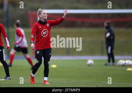 Cardiff, Regno Unito. 8 aprile 2021. Jess Fishlock of Wales reagisce durante la sessione di allenamento della nazionale femminile del Galles al Leckwith Stadium di Cardiff giovedì 8 aprile 2021. Il team si sta allenando prima della partita di domani contro il Canada. Solo per uso editoriale, foto di Andrew Orchardl/Andrew Orchard sports photography/Alamy Live news Credit: Andrew Orchard sports photography/Alamy Live News Foto Stock