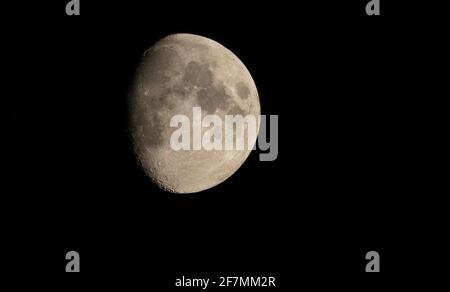 Vista dei crateri di superficie lunare dall'italia Foto Stock