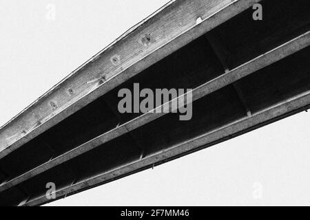 Vista dal basso del ponte Viadana sul po, Italia Foto Stock