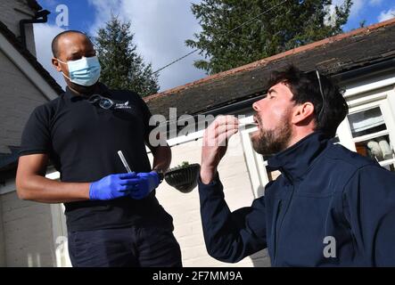 Un test PCR Covid-19 a casa per i viaggi viene effettuato su un tampone seguito da un'infermiera privata in attesa di prendere il campione per il test Britain, UK Covid test 2021 Foto Stock