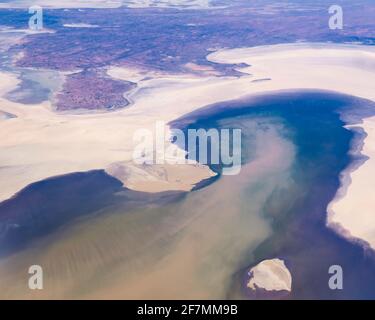 Splendida vista aerea del lago Eyre, ufficialmente conosciuto come Kati Thana, un lago endorheic nell'entroterra dell'Australia Meridionale, incluso Stuarts Creek Foto Stock