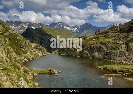 Scendendo dal lago Certascan, nei Pirenei catalani. Vista verso la cima Pica d'Estats in estate (PN Alt Pirineu, Catalogna, Spagna) Foto Stock