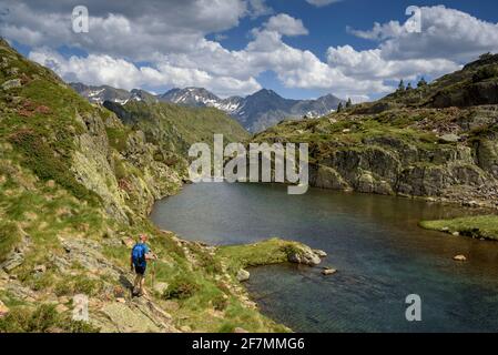 Scendendo dal lago Certascan, nei Pirenei catalani. Vista verso la cima Pica d'Estats in estate (PN Alt Pirineu, Catalogna, Spagna) Foto Stock