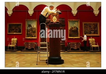 La prima mostra su King George III e Queen Charlotte si apre alla Queens Gallery di Buckingham Palace. Robert Ball, il Queens Clockmaker controlla il meccanismo dell'orologio astronomico di Christopher Pinchbeck, il creatore di orologi dei re, e Sir William Chambers, il suo architetto. Uno degli orologi più complessi al mondo registra il tempo in luoghi di tutto il mondo rispetto al tempo medio, e l'acqua alta e bassa ai porti marittimi. Il quadrante della calandra incorpora un planisfero e il quadrante dell'Orreria include un termometro.pic David Sandison 25/3/2004 Foto Stock