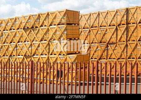 Pile di pannelli di recinzione di legno impilati in attesa di distribuzione, centro di distribuzione Grange, Harwich, Essex, Inghilterra, Regno Unito - 6 aprile 2021 Foto Stock