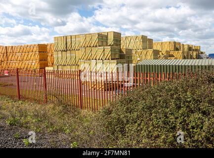 Pile di pannelli di recinzione di legno impilati in attesa di distribuzione, centro di distribuzione Grange, Harwich, Essex, Inghilterra, Regno Unito - 6 aprile 2021 Foto Stock