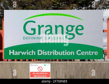 Firma per il centro di distribuzione Grange, Harwich, Essex, Inghilterra, Regno Unito - 6 aprile 2021 Foto Stock