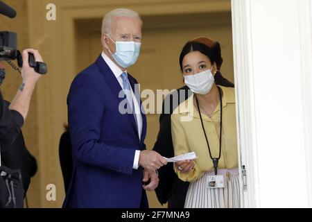 Washington, Stati Uniti. 8 aprile 2021. Il presidente degli Stati Uniti Joe Biden e Ashley Williams, vicedirettore di Oval Office Operations, accolgono gli ospiti dell'Oval Office of the White House dopo aver commentato la prevenzione della violenza sulle armi durante un evento nel Rose Garden della Casa Bianca a Washington, DC giovedì 8 aprile 2021. Biden ha firmato diversi ordini esecutivi e ha esortato il congresso ad agire sul controllo delle armi. Foto di Yuri Grippas/UPI Credit: UPI/Alamy Live News Foto Stock