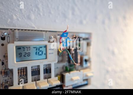 Stati Uniti. 17 gennaio 2021. Collegamento di cavi codificati durante l'installazione di Google Nest Learning termostato durante un progetto di ristrutturazione intelligente della casa a Lafayette, California, 17 gennaio 2021. (Foto di Smith Collection/Gado/Sipa USA) Credit: Sipa USA/Alamy Live News Foto Stock