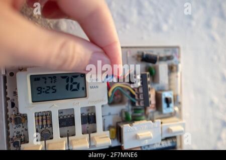 Stati Uniti. 17 gennaio 2021. Collegamento di cavi codificati durante l'installazione di Google Nest Learning termostato durante un progetto di ristrutturazione intelligente della casa a Lafayette, California, 17 gennaio 2021. (Foto di Smith Collection/Gado/Sipa USA) Credit: Sipa USA/Alamy Live News Foto Stock