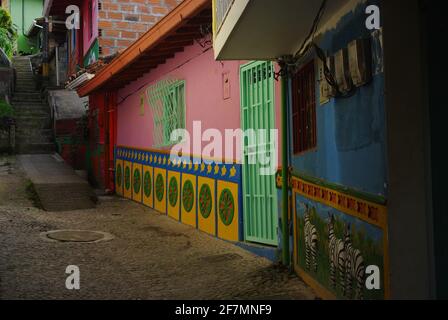 Case tradizionali decorate con gusto a Guatape, Colombia Foto Stock