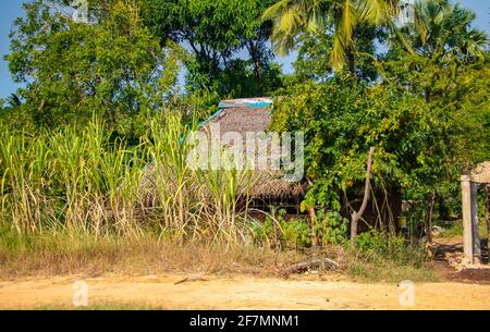 Tipiche case in pietra in un villaggio africano sulla strada per Mombasa. È un piccolo villaggio in Kenya. Foto Stock