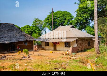 Tipiche case in pietra in un villaggio africano sulla strada per Mombasa. È un piccolo villaggio in Kenya. Foto Stock