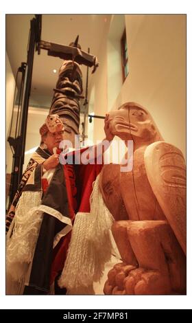 Un PRIMO E importante POLO TOTEM della Nisgaa'a Nation, la Colombia Britannica si è alzata in posizione al British Museum con il capo Gadeelip (letteralmente "Cheif Anchor") maestro carver e membro del clan Nisga'a Eagle-Beaver a portata di mano per guardare il processo. Il magnifico palo di cedro rosso di 8 metri sarà uno degli oggetti più importanti della prossima mostra VIVENTE e MORENTE che aprirà il 3 novembre.pic David Sandison 17/10/2003 Foto Stock