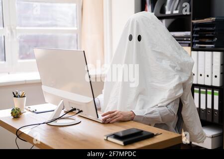 Ghostwriter in ufficio. Creative Ghost Writer utilizzando il computer Foto Stock