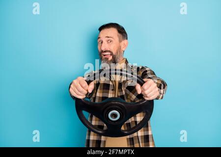 Ritratto fotografico di un uomo nervoso preoccupato che guida l'auto cercando di ottenere una licenza isolata su uno sfondo di colore blu brillante Foto Stock