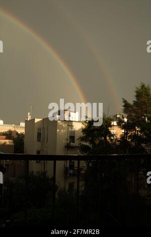 Un doppio arcobaleno su Brooklyn, visto da una fuga di fuoco Foto Stock