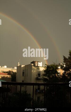 Un doppio arcobaleno su Brooklyn, visto da una fuga di fuoco Foto Stock