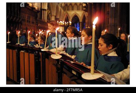 Salisbury Cath. Coro durante una registrazione di canzoni di lode.pic David Sandison 4/12/2002 Foto Stock