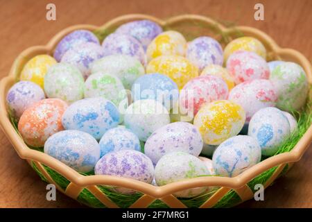 Cestino con uova di Pasqua colorate. Foto di alta qualità Foto Stock