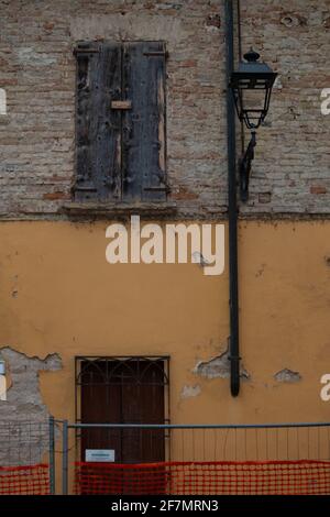 Casa abbandonata con facciate in mattoni e finestre chiuse, Italia Foto Stock