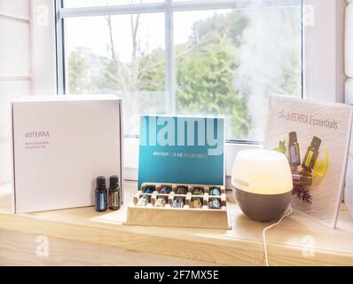 Riga, Lettonia - 8 aprile 2021: DoTERRA Home Essentials Kit oli essenziali. Oli essenziali naturali di qualità. Foto Stock