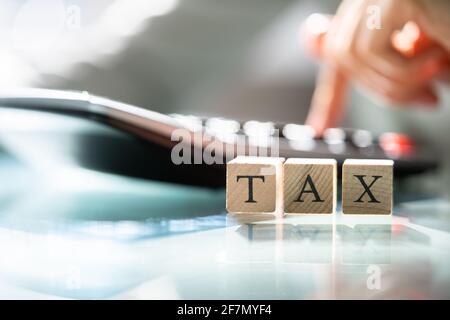 Afro American Income Taxation and Finance in Office Foto Stock