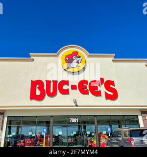 Fort Valley, GA USA-29 marzo 2021: L'esterno di un distributore di benzina Buc ees, ristorante fast food, e minimarket con cibo, bevande, spuntini, k Foto Stock